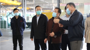 2020年04月30日，市工信局副局長謝萬寶，縣工信局局長周興干，副局長朱光莆等相關(guān)領(lǐng)導(dǎo)到江蘇景泰玻璃有限公司視察